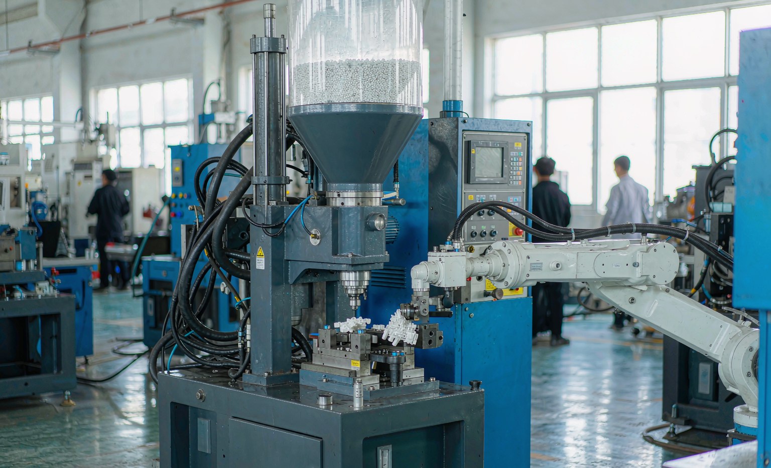 Plastic injection molding machine with clamping and injection units