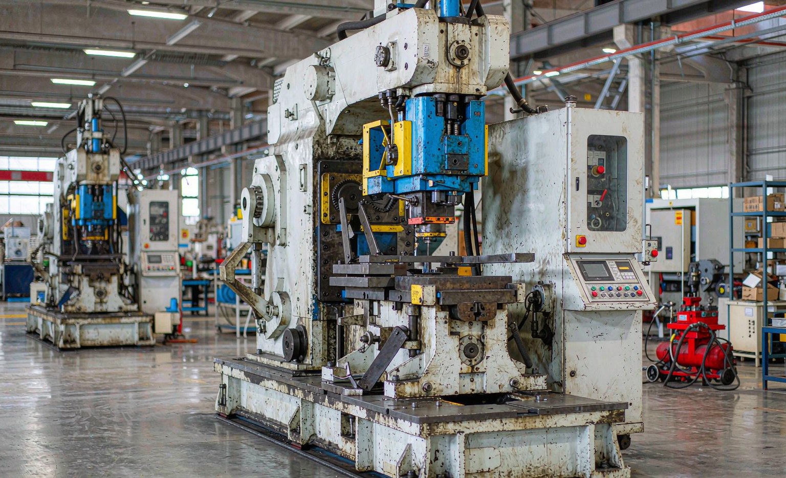 Injection molding machine with hydraulic clamping unit on a shop floor
